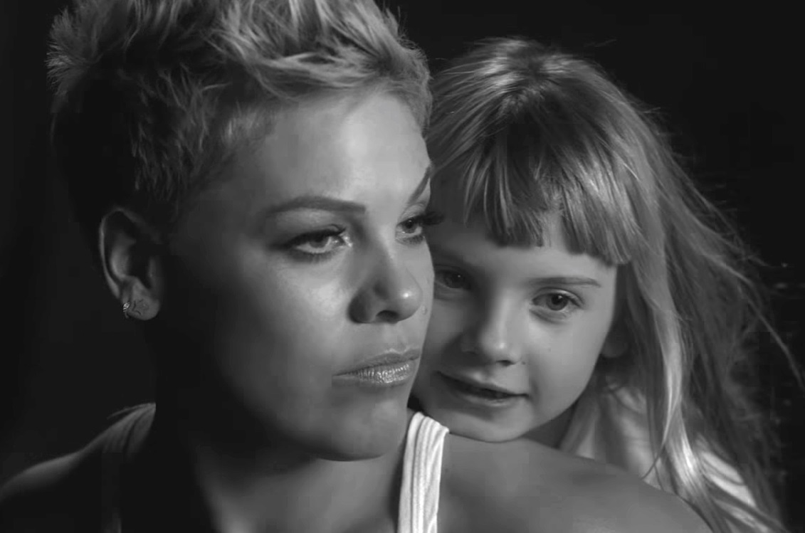 Пинк снялась с дочерью в клипе на песню Wild Hearts Can&#39;t Be Broken