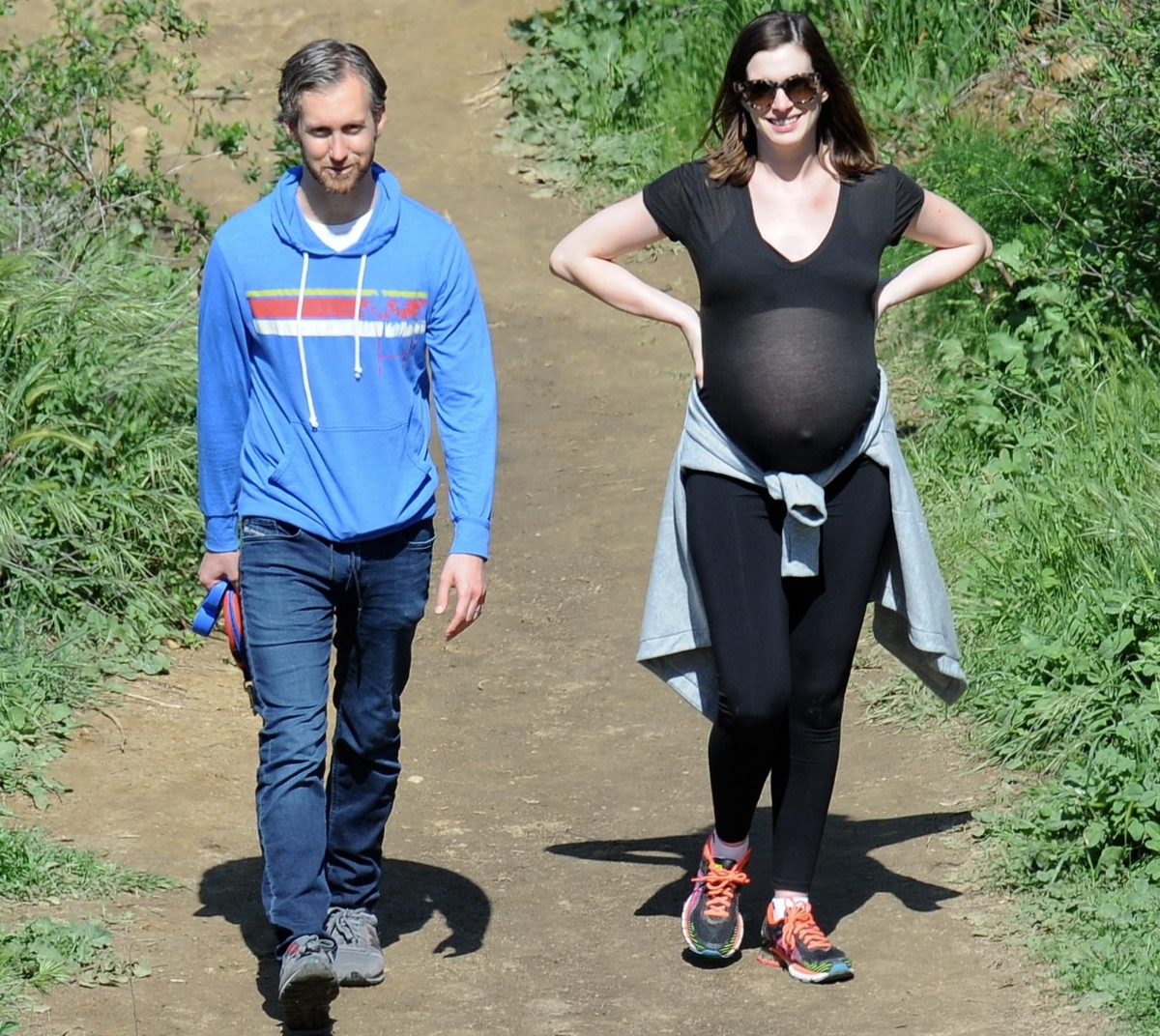 Беременная Энн Хэтэуэй на прогулке с мужем