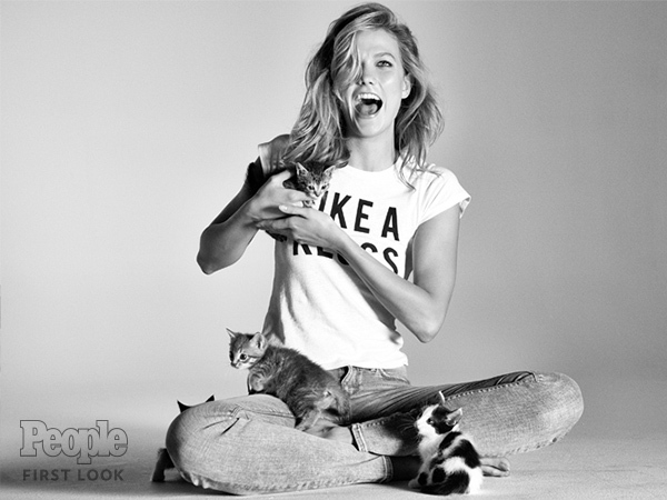 Карли Клосс в окружении котят снялась для рекламы джинсов