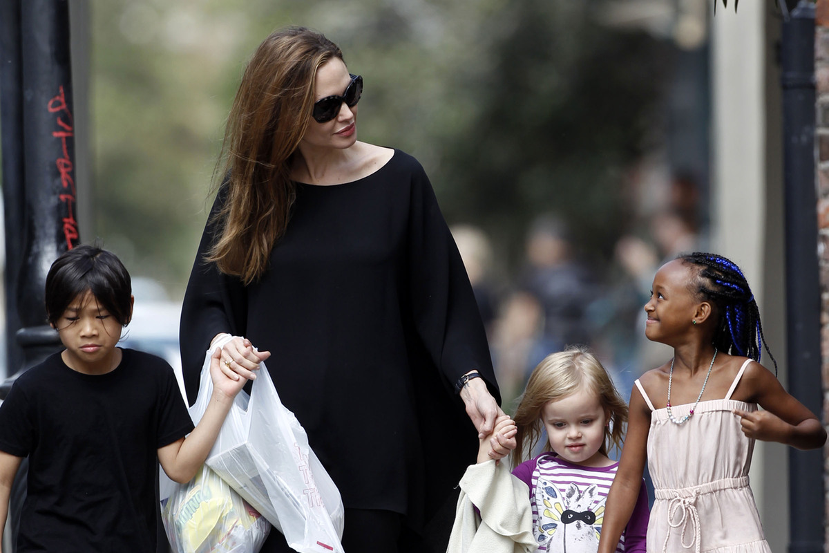 Анджелина Джоли считает, что быть матерью просто