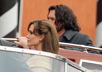 Анджелина Джоли и Джонни Депп на съемках "Туриста". 16 марта