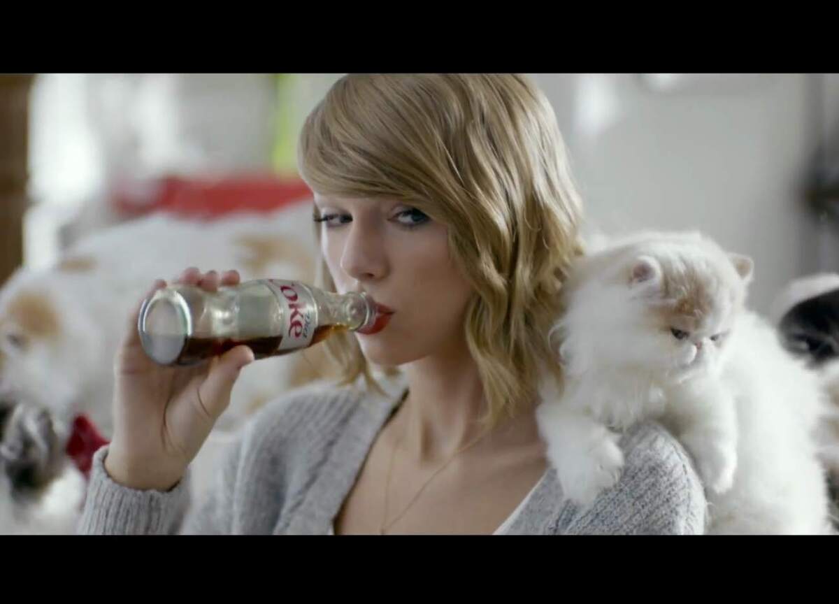 Тейлор Свифт в окружении кошек: новый рекламный ролик Diet Coke
