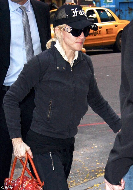 Мадонна остается в Лондоне