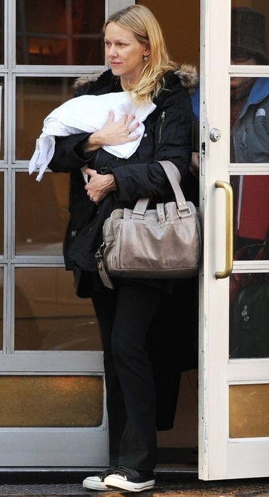 Первые фото Наоми Уоттс и ее сына после родов