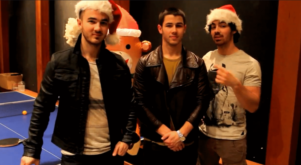 Jonas Brothers поздравили фанатов с Рождеством