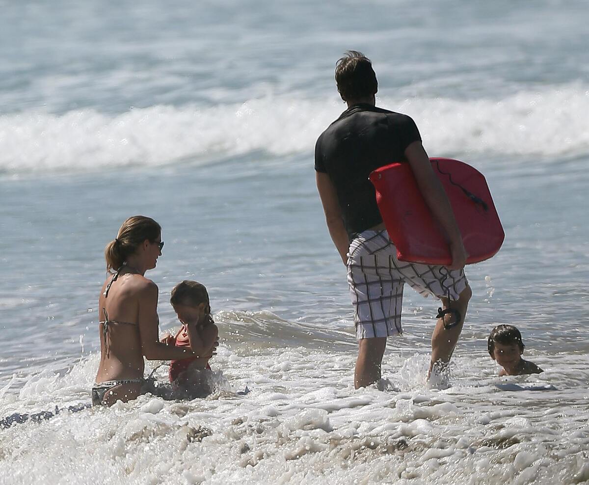 Жизель Бундхен и Том Брэди отдыхают с детьми на пляже Коста-Рики