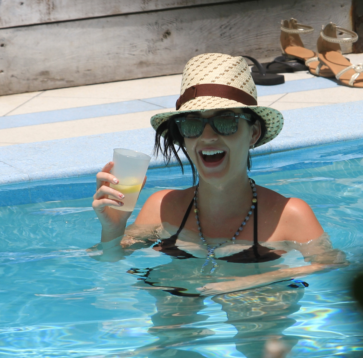 Кэти Перри отдыхает у бассейна