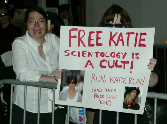 Анти – сайентологи устроили митинг в поддержку Кэти Холмс