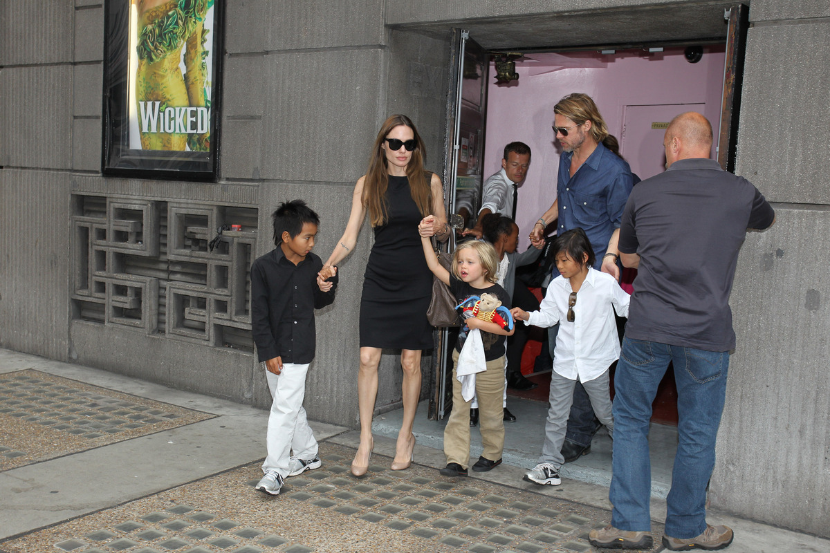 Брэд Питт и Анджелина Джоли вместе с детьми побывали на мюзикле