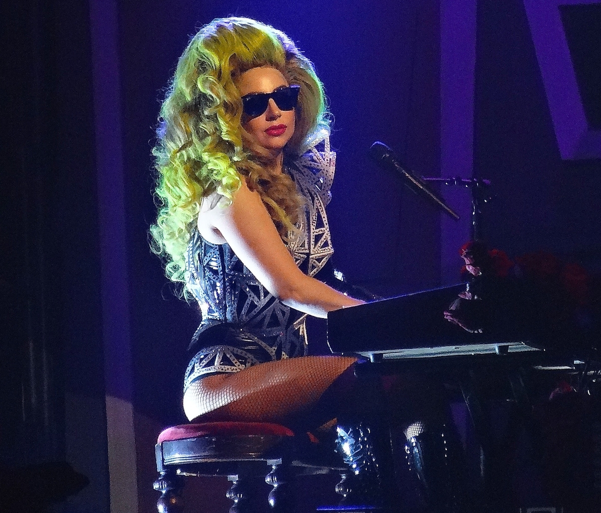 Lady GaGa запрещает публиковать свои фото без ретуши