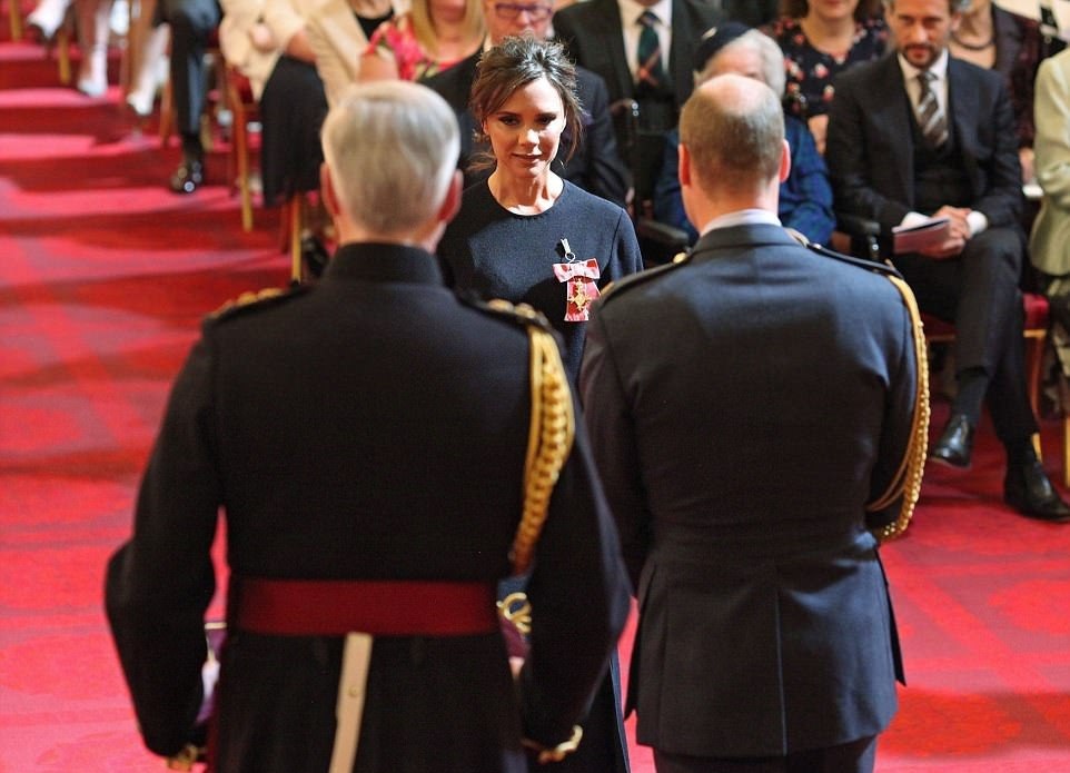 Виктория Бекхэм получила Орден Британской империи из рук принца Уильяма