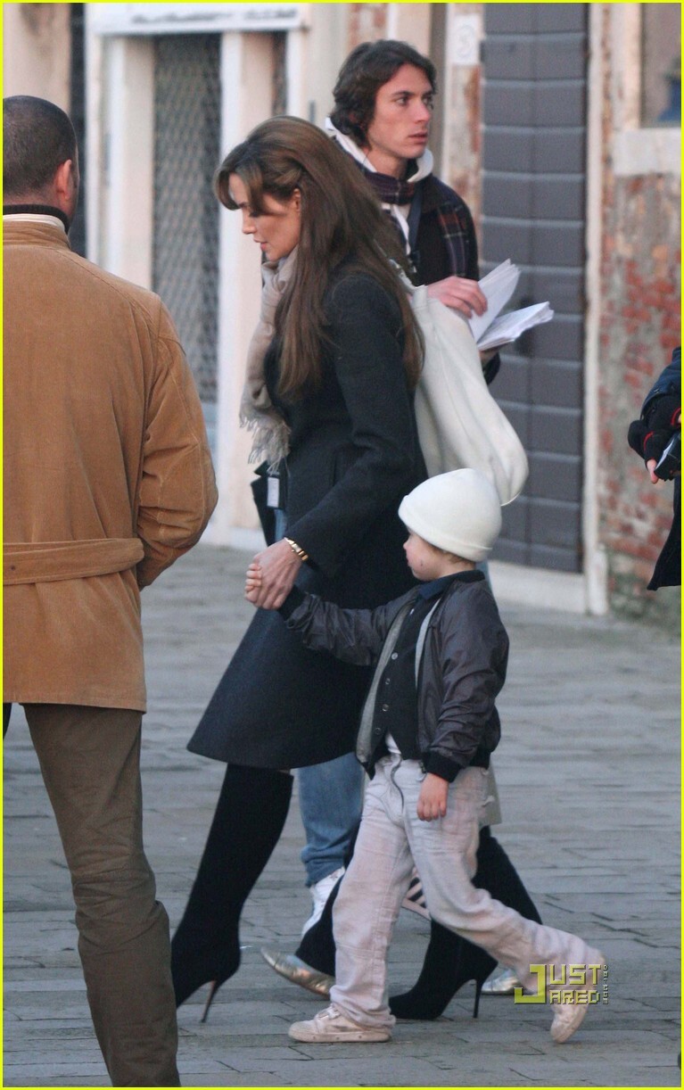 Анджелина Джоли с детьми в Венеции