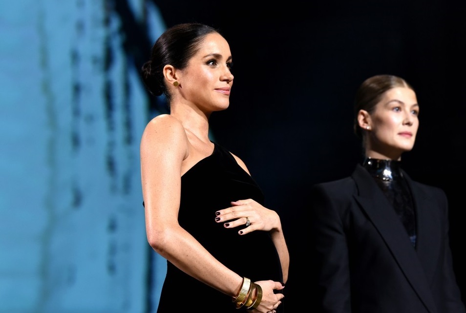 Фото: беременная Меган Маркл вручила награды на церемонии Fashion Awards 2018