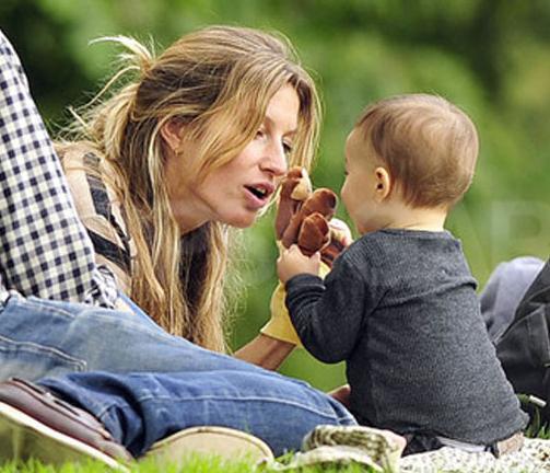 Жизель Бундхен отдыхает с ребенком в парке