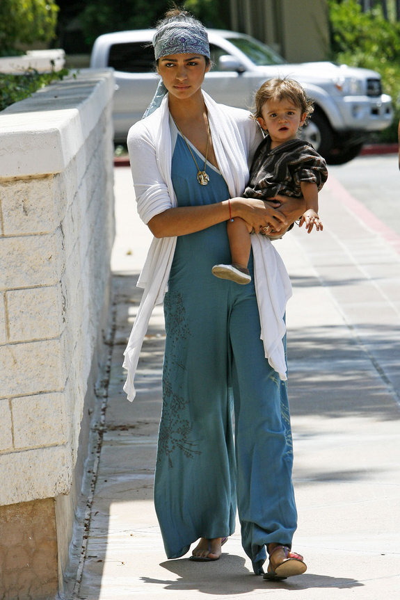 Беременная Камила Альвес гуляет с сыном Леви