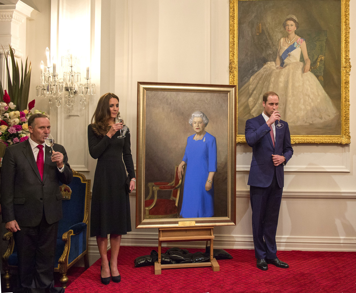 Кейт Миддлтон и принц Уильям оценили портрет Елизаветы II