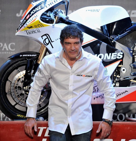 Антонио Бандерас стал спонсором мотокоманды Jack Jones