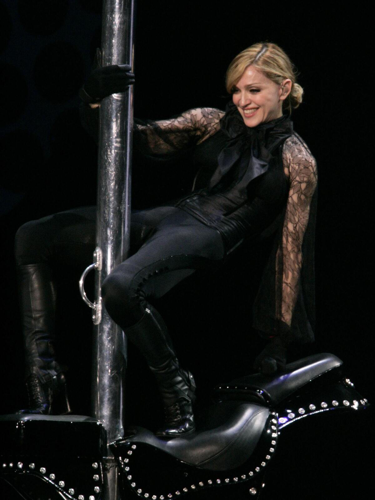 Жан-Поль Готье сшил концертный костюм для Мадонны