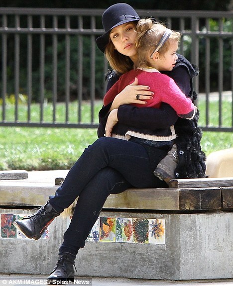 Джессика Альба с дочерью в парке Coldwater