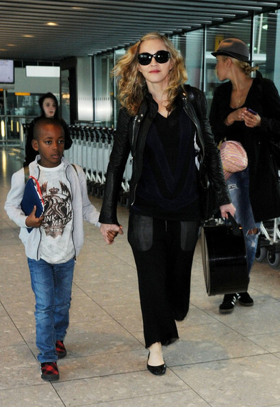 Мадонна с сыновьями в аэропорту Нью-Йорка