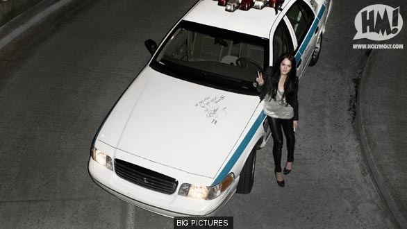Линдсей Лохан позирует на полицейской машине