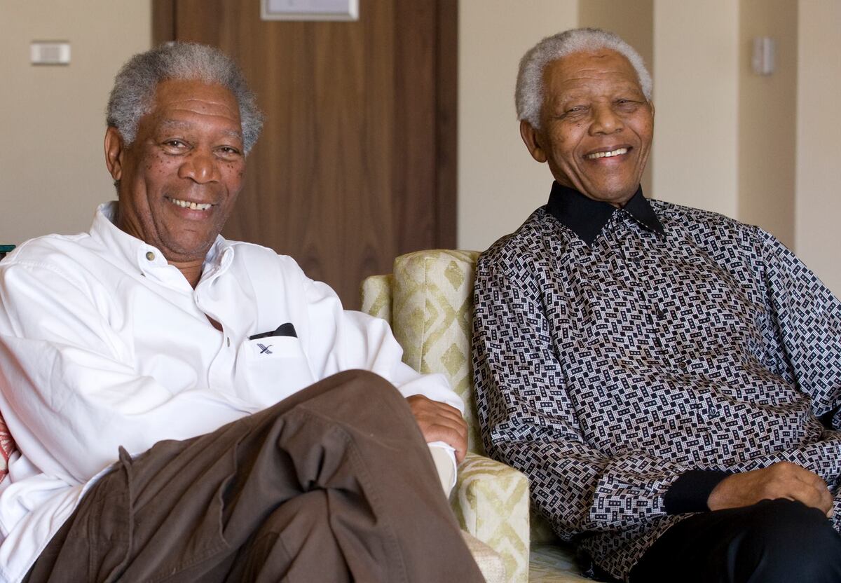 На плакате в память о Нельсоне Манделе оказалось фото Моргана Фримана