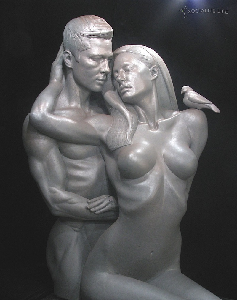 Скульптура обнаженных Анджелины Джоли и Брэда Питта