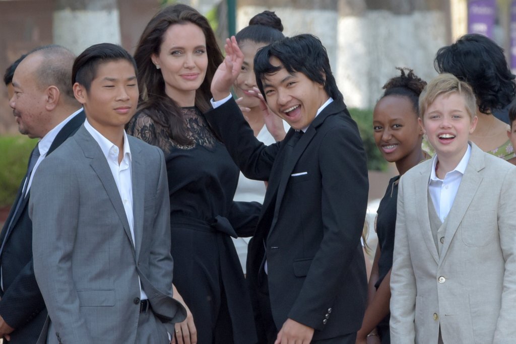 Фото: Анджелина Джоли привезла детей на премьеру своего фильма в Камбодже
