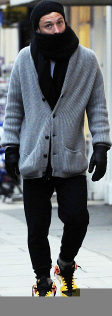 Джуд Лоу замерзает в Лондоне