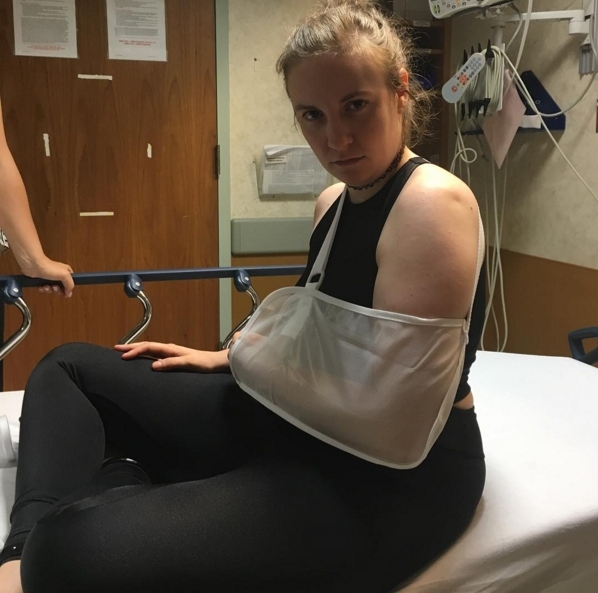 Лена Данэм попала в больницу с травмой руки