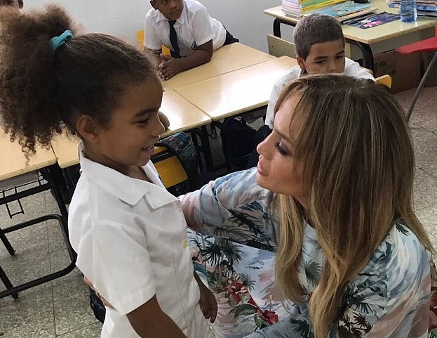 Дженнифер Лопес и Алекс Родригез посетили с благотворительным визитом школу в Доминикане
