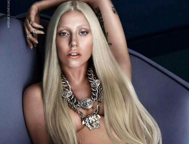 Lady Gaga разделась для рекламы Versace