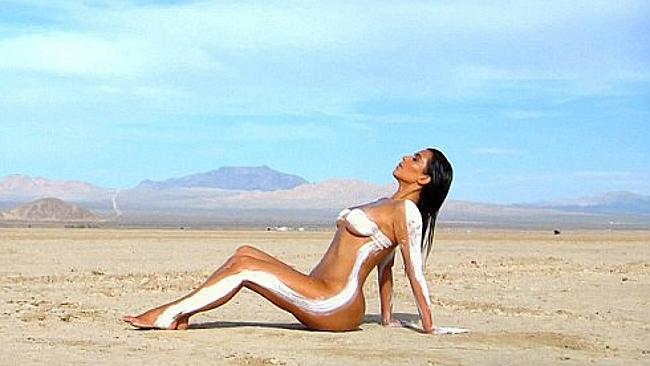 Ким Кардашьян снялась обнаженной в пустыне
