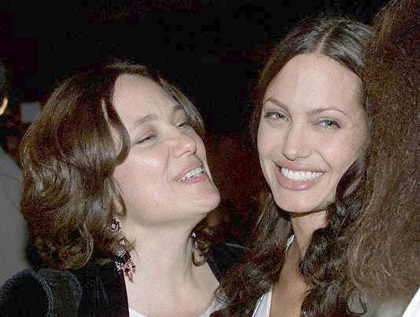 Видео от Анджелины Джоли для своей мамы