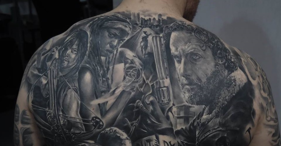 Фанат «Ходячих мертвецов» сделал татуировку с героями сериала