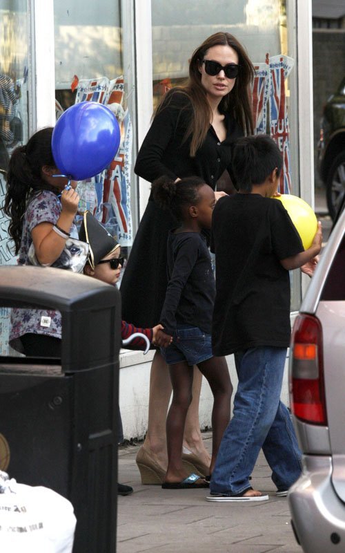 Анджелина Джоли с детьми в Ричмонде