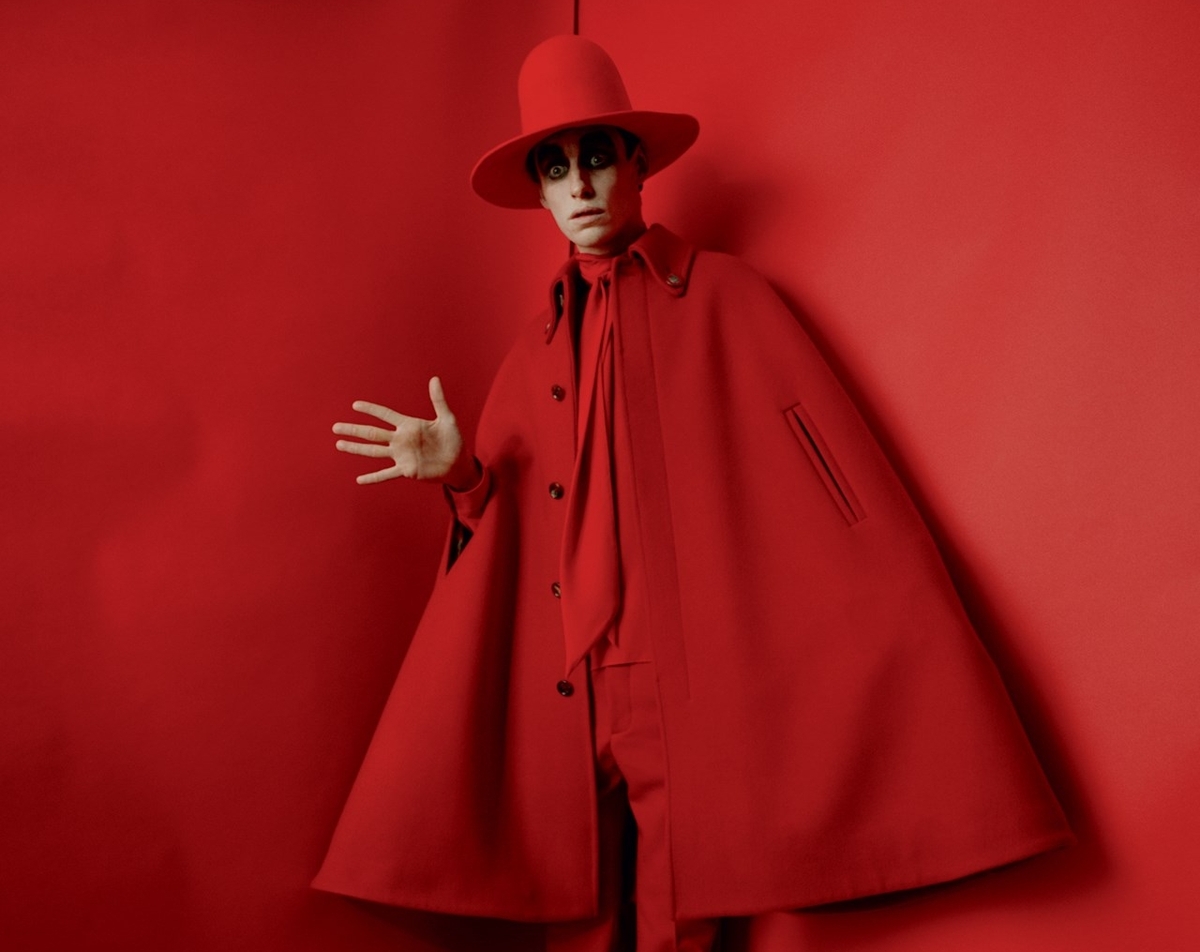 Эдди Редмэйн предстал в неожиданном образе для фотосессии Vogue