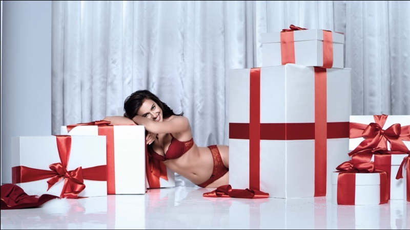 Ирина Шейк снялась в рождественской рекламе нижнего белья Intimissimi