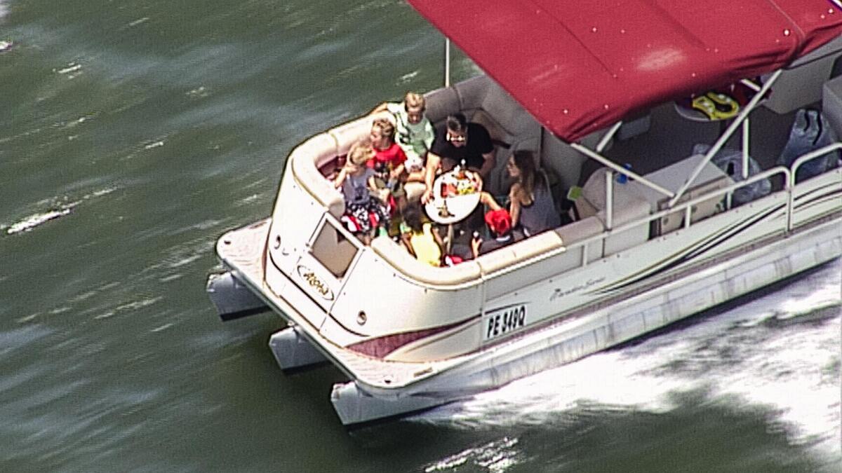 Анджелина Джоли и Брэд Питт провели время с детьми на реке в Австралии