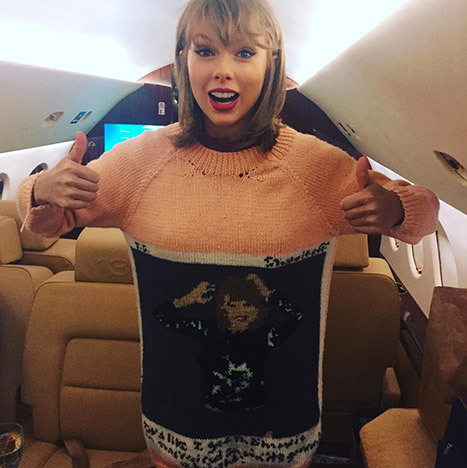 Тейлор Свифт носит свитер, подаренный фанатами