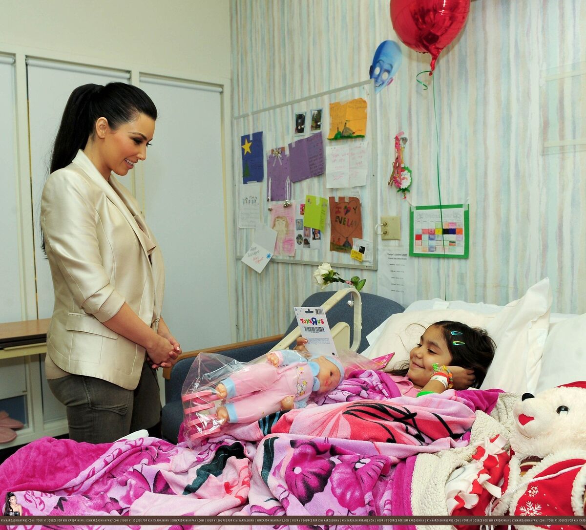 Ким Кардашиан посетила детскую больницу в Лос-Анджелесе