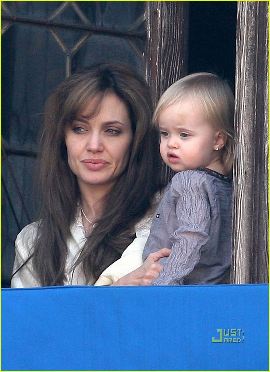 Вивьен Джоли-Питт с мамой на балконе