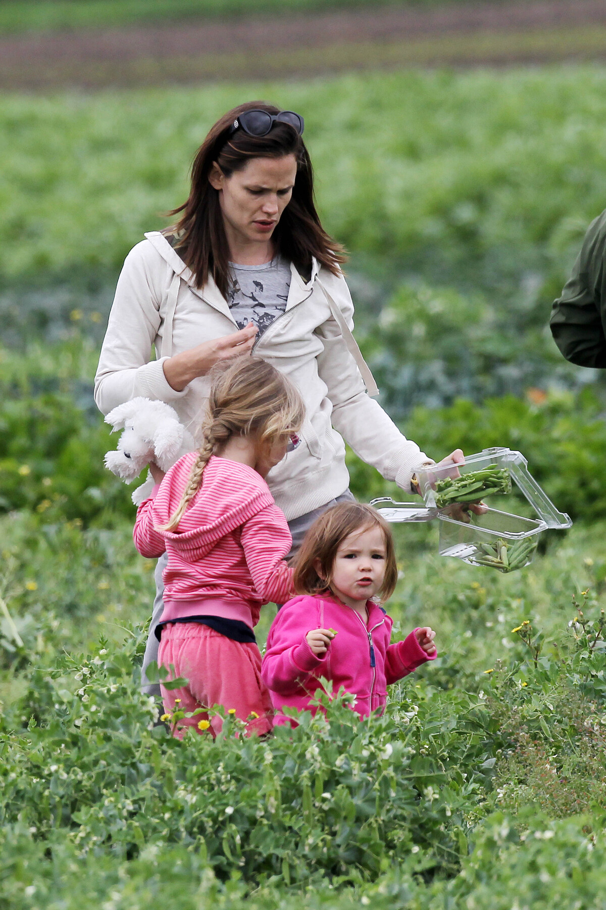 Дженнифер Гарнер на ферме в Мунпарке с дочерьми