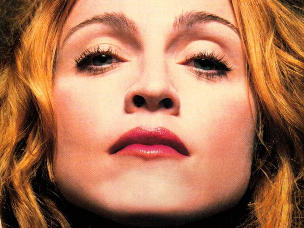 Мадонна не переставая плачет из-за смерти Майкла Джексона