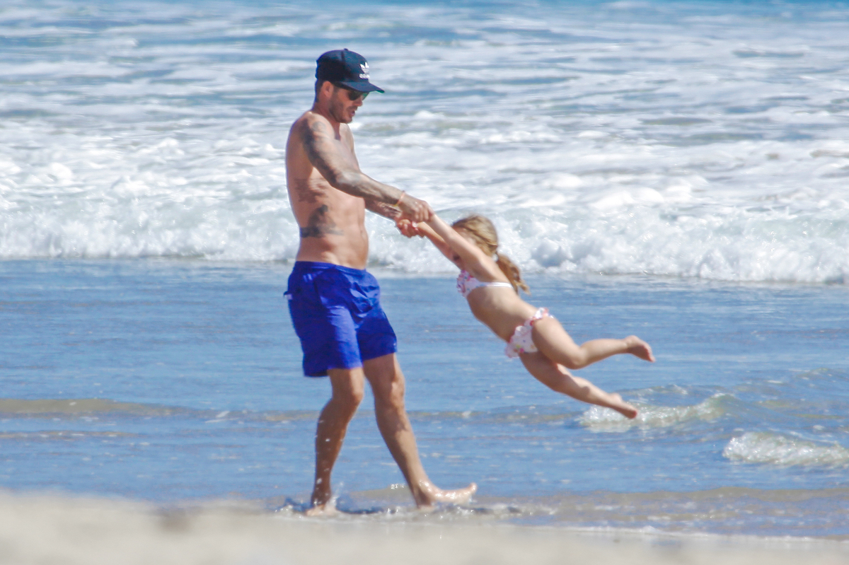 Дэвид Бекхэм на пляже с детьми