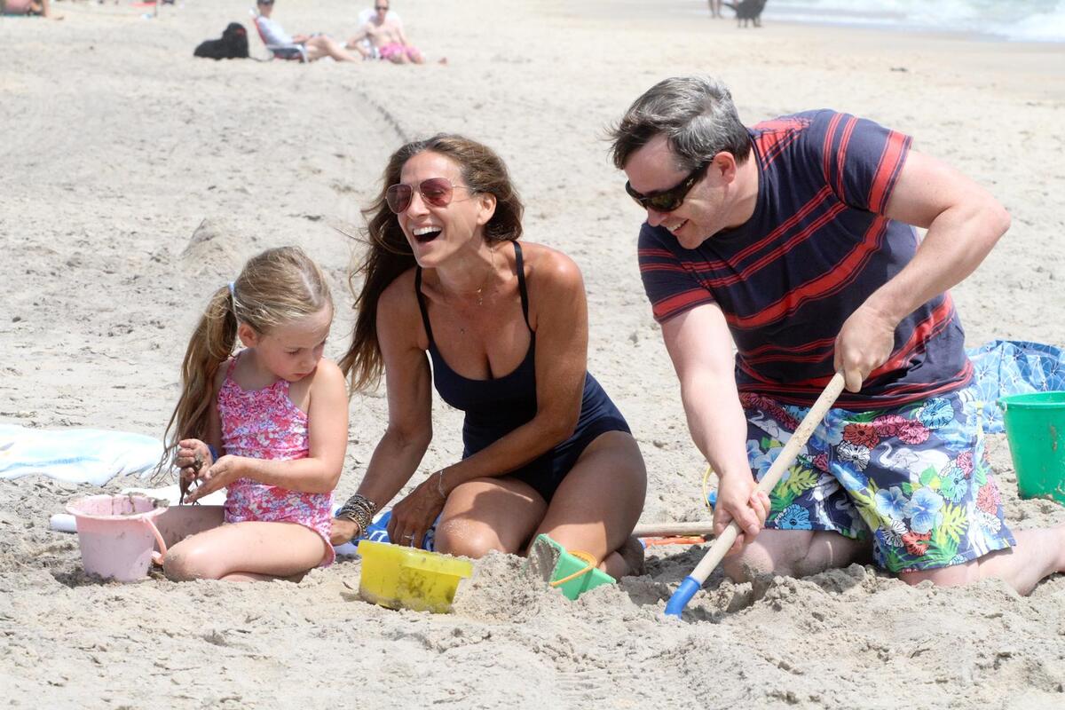 Сара Джессика Паркер на пляже с семьей