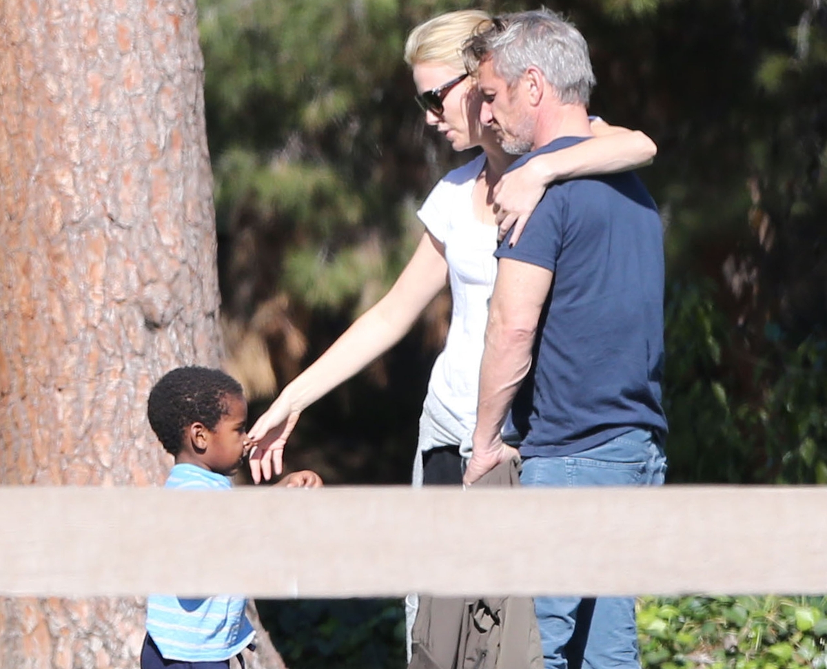 Семейная идиллия: Шон Пенн и Шарлиз Терон с сыном на прогулке в парке
