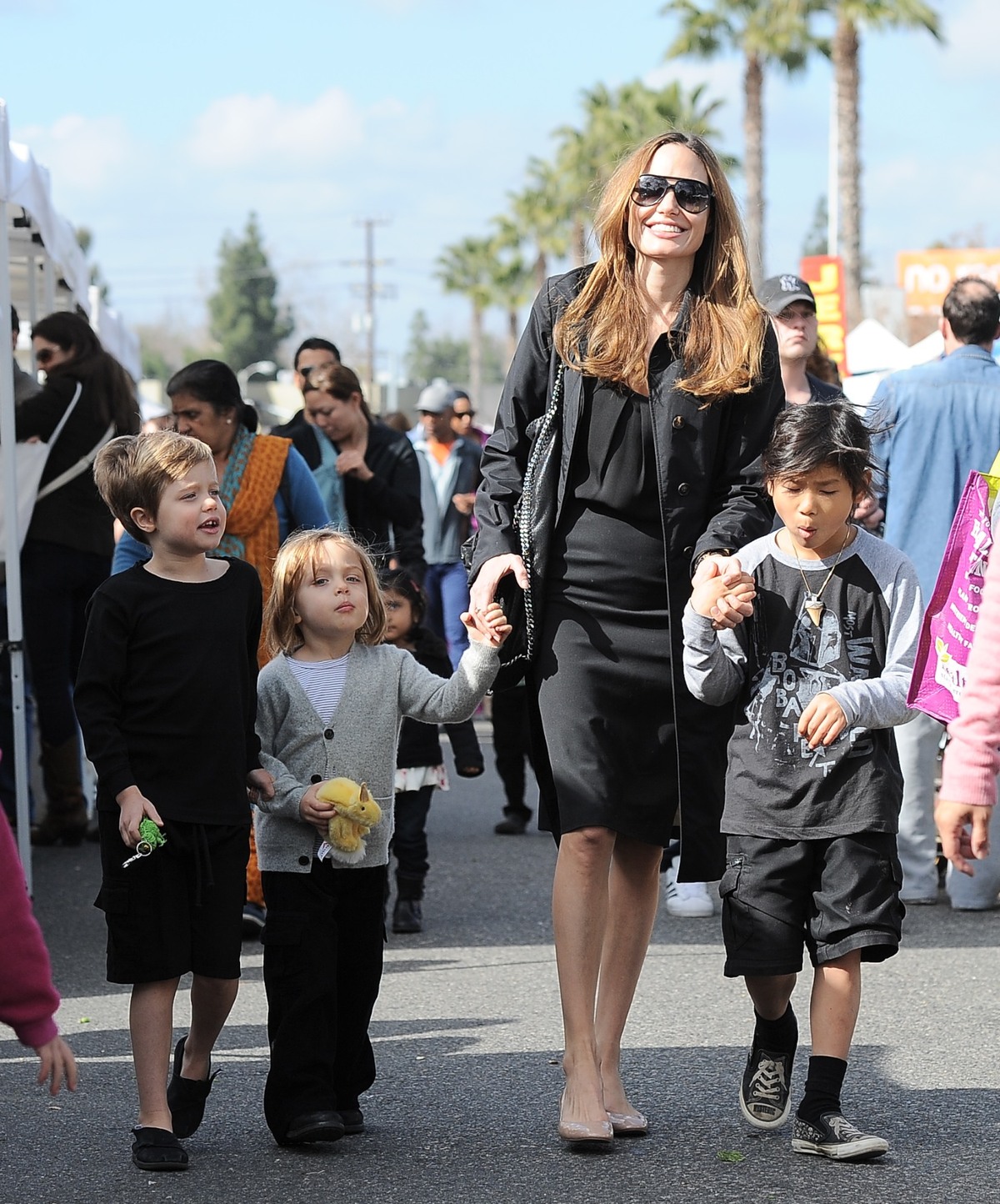 Анджелина Джоли с детьми на ярмарке