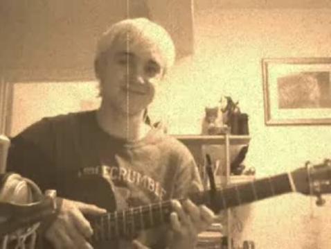 Видео: Том Фелтон поет и играет на гитаре