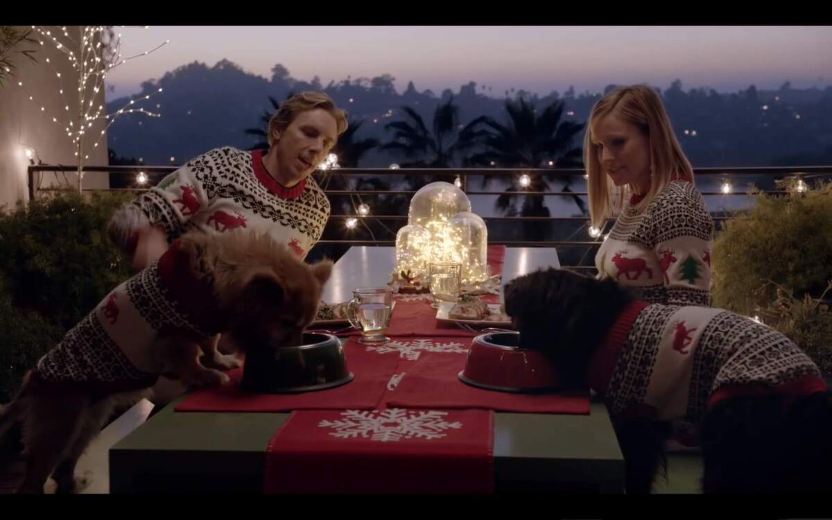 Беременная Кристен Белл и Дэкс Шепард в рождественской рекламе Samsung